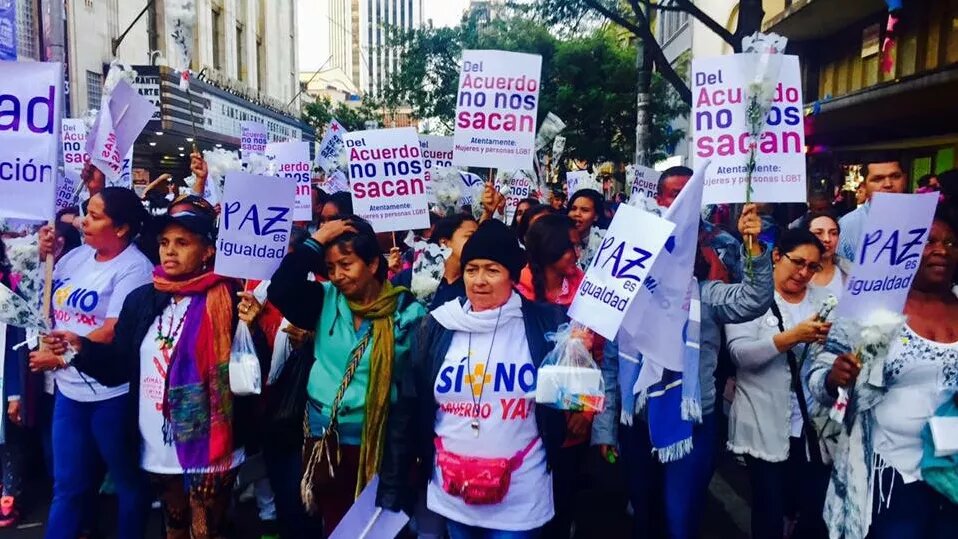 Mujeres colombianas marchando por la paz y la igualdad