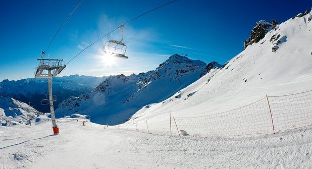 Station de ski d'Oukaïmeden avec télésiège et pistes enneigées