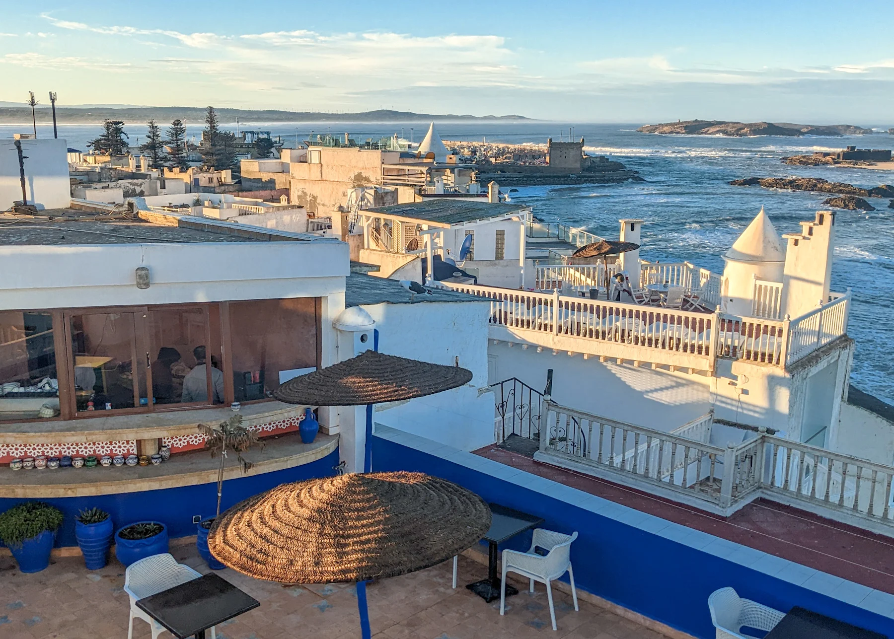 Terrasse sur les toits d'Essaouira avec vue sur l'océan