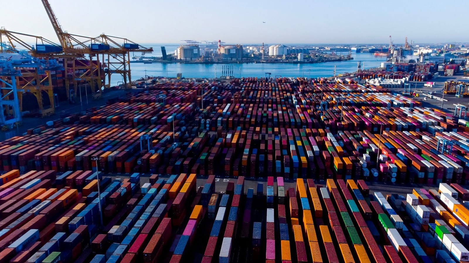 Küresel ticaret limanı görüntüsü
