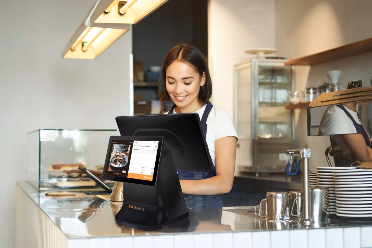 Empresário usando sistema POS