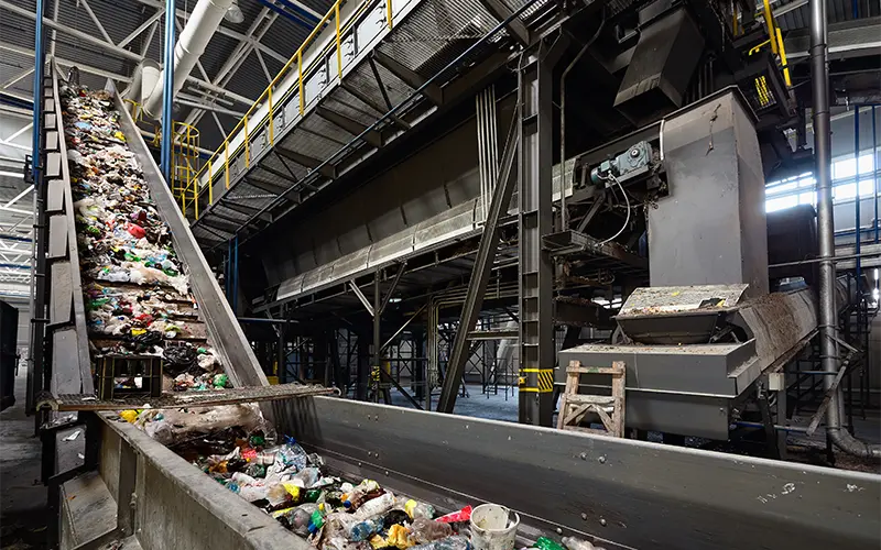 Industriële transportband in afvalverwerkingsfabriek voor recycling
