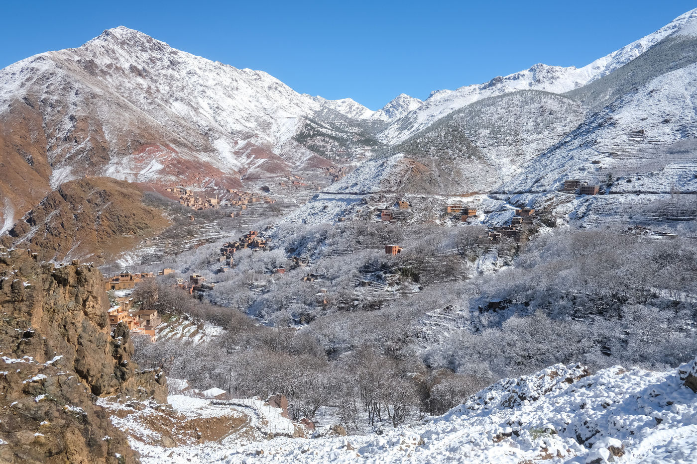 Vallée enneigée du Haut Atlas avec villages berbères