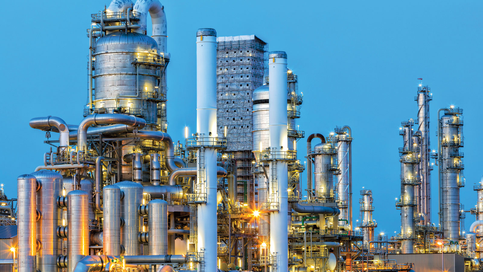 Chemical plant with distillation columns and piping systems