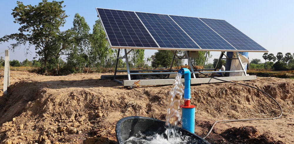 Sistema de bombeamento de água movido a energia solar em área rural