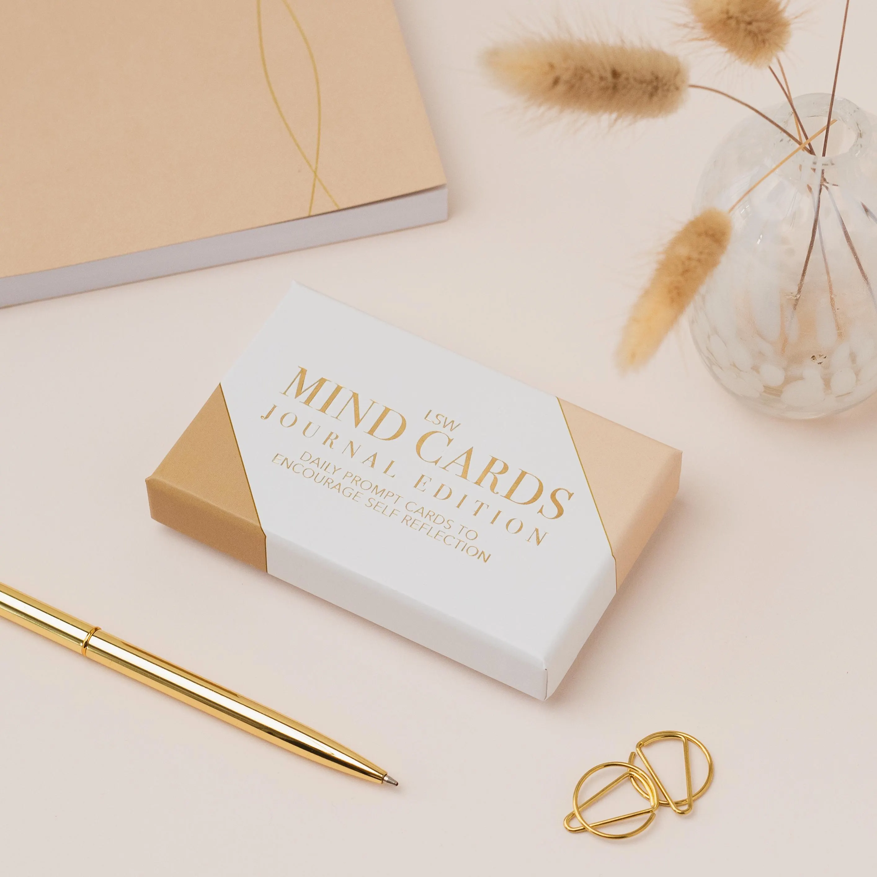 Cartas de journaling mindfulness com caderno e caneta dourada sobre mesa minimalista