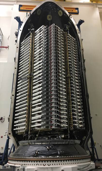 Satélites Starlink empilhados dentro da carenagem do foguete Falcon 9 da SpaceX