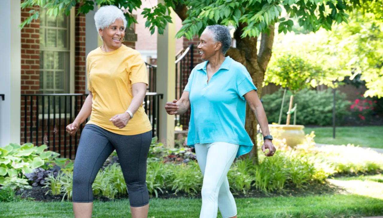 Two women walking outdoors after a meal for better digestion and reduced bloating