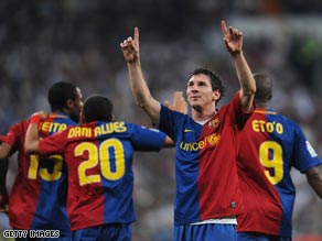 Barcelona comemora vitória histórica de 6-2 sobre Real Madrid no Bernabéu em 2009