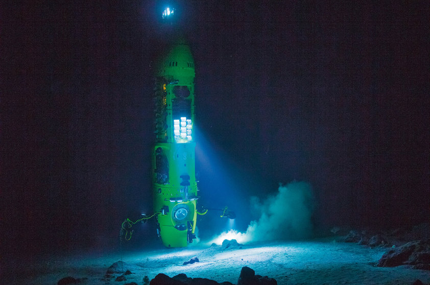 Submersível Deepsea Challenger de James Cameron iluminando o fundo da Fossa das Marianas
