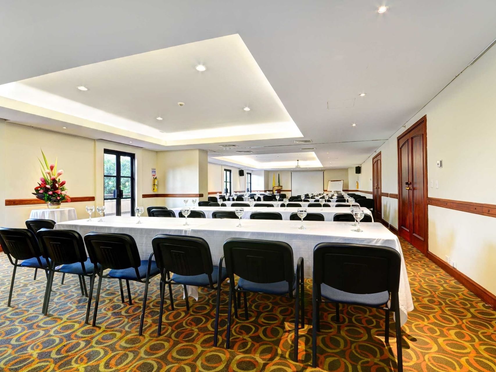 Sala de conferencias para capacitación en normatividad