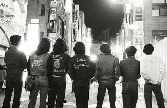 20世纪80年代地下金属场景中的磁带交易网络展示