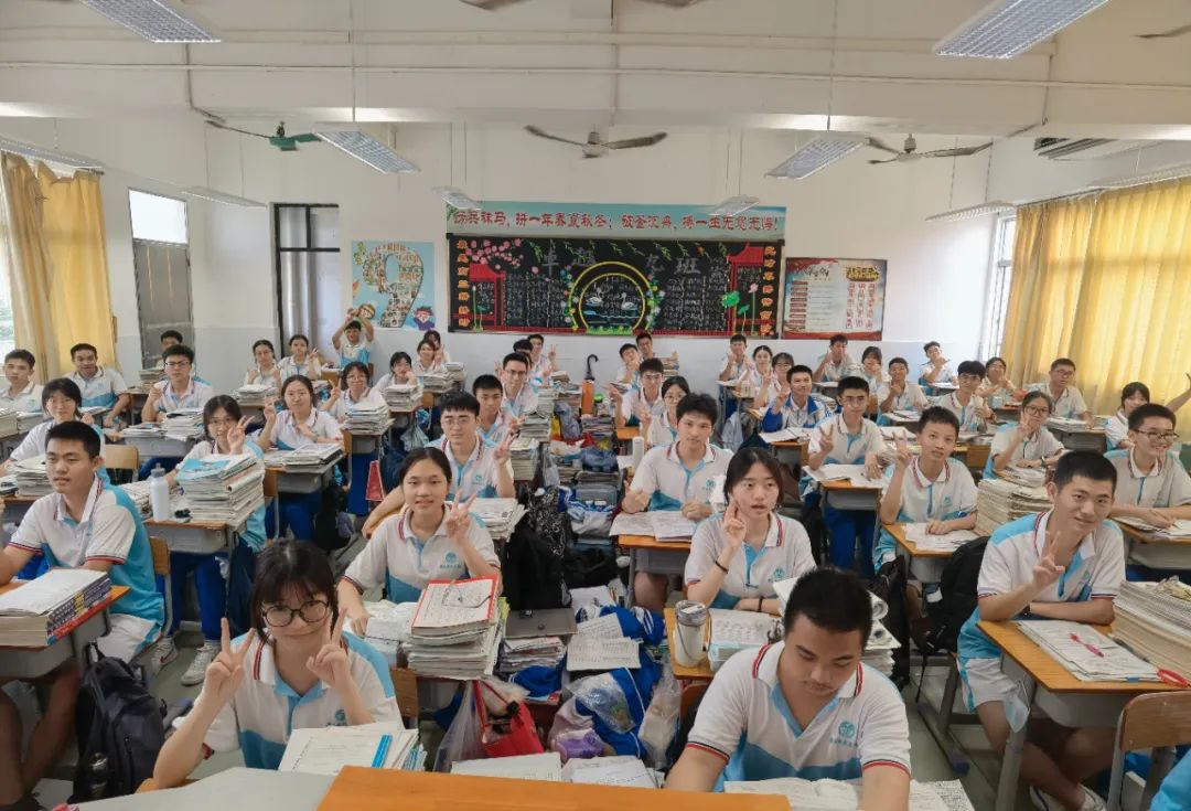 高考学生在教室里学习