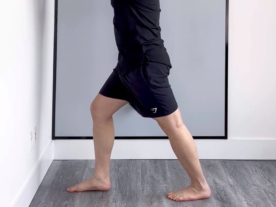 تمرين تمديد عضلة الساق Calf Stretch لتحسين مرونة الركبة
