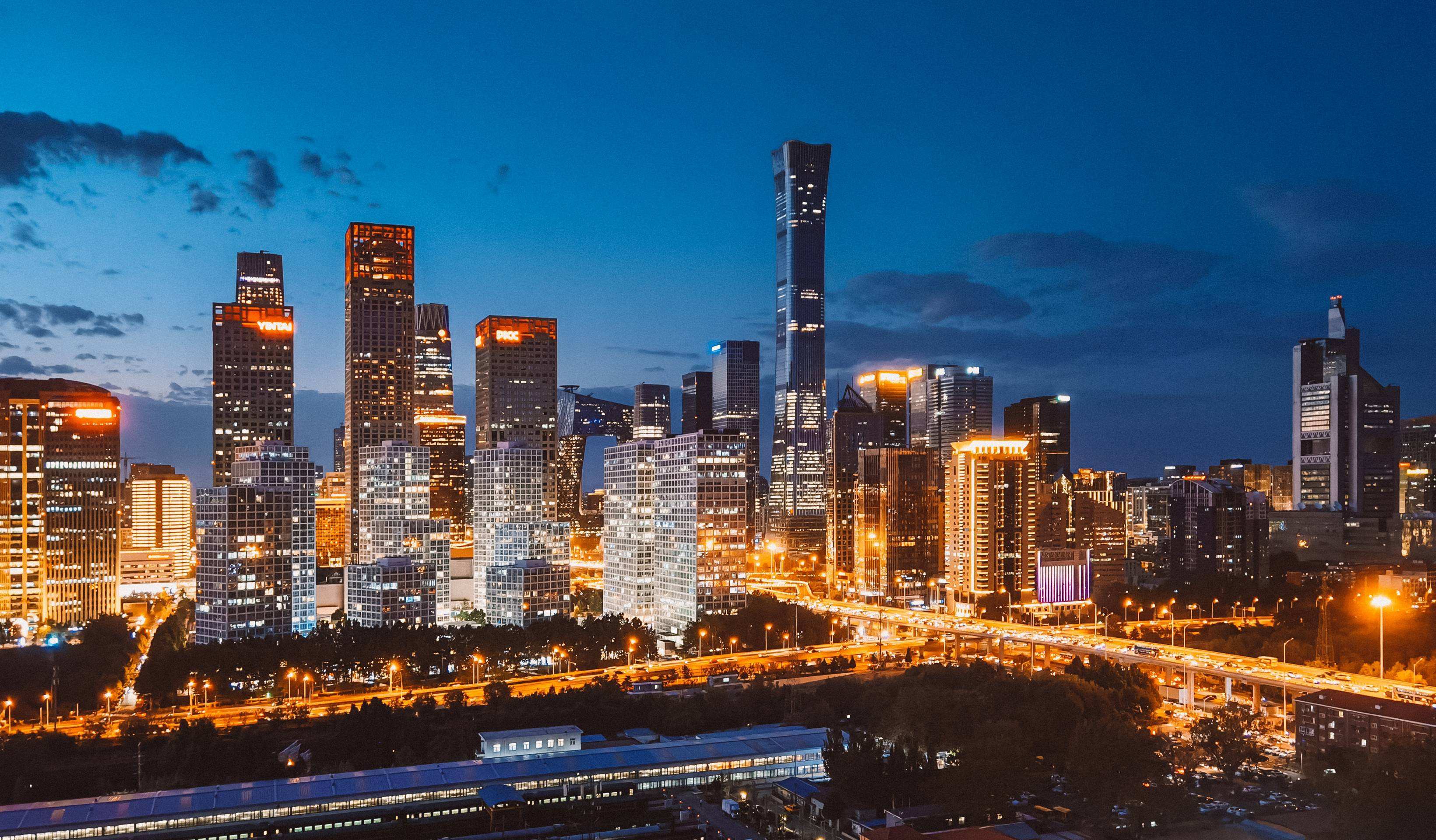 现代城市天际线背景中的科技与金融元素融合
