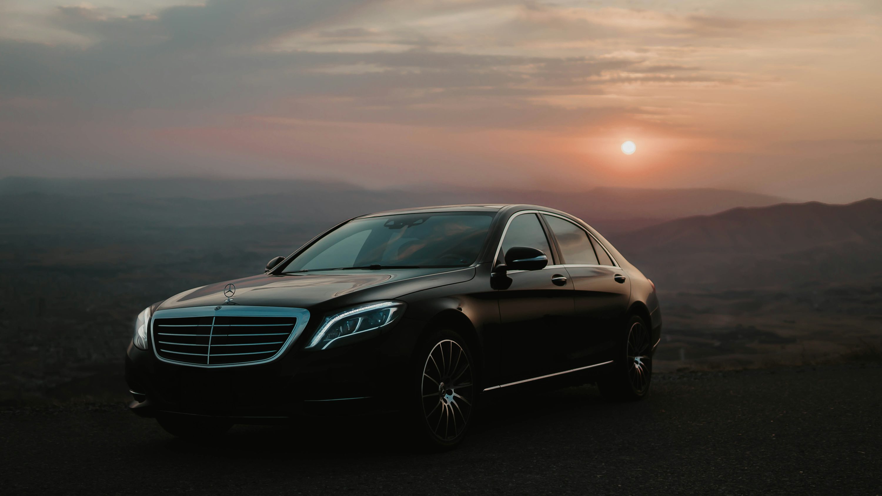 Schwarze Mercedes E-Klasse