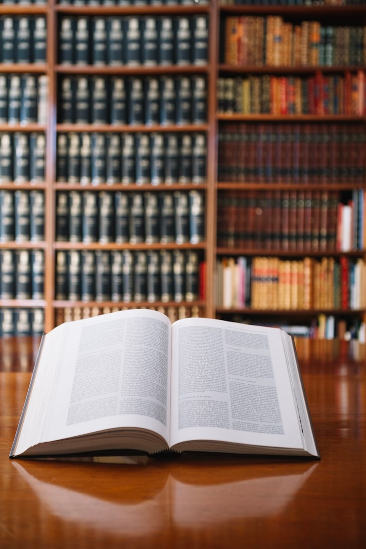 Livros de legislação trabalhista em uma estante de biblioteca