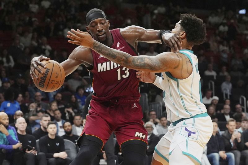 Bam Adebayo driving against Hornets defender