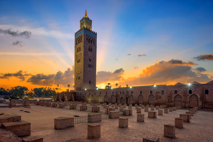 Mosquée Koutoubia de Marrakech au coucher du soleil avec ciel orangé