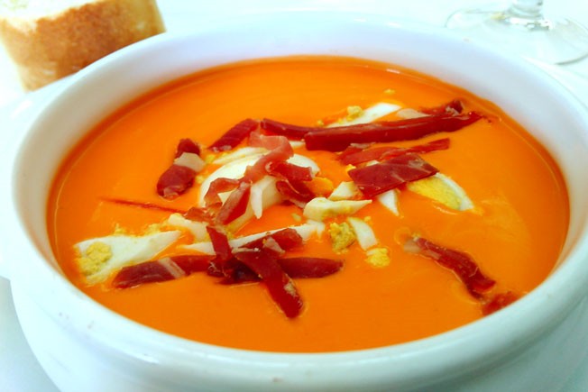 Plato de salmorejo tradicional cordobés