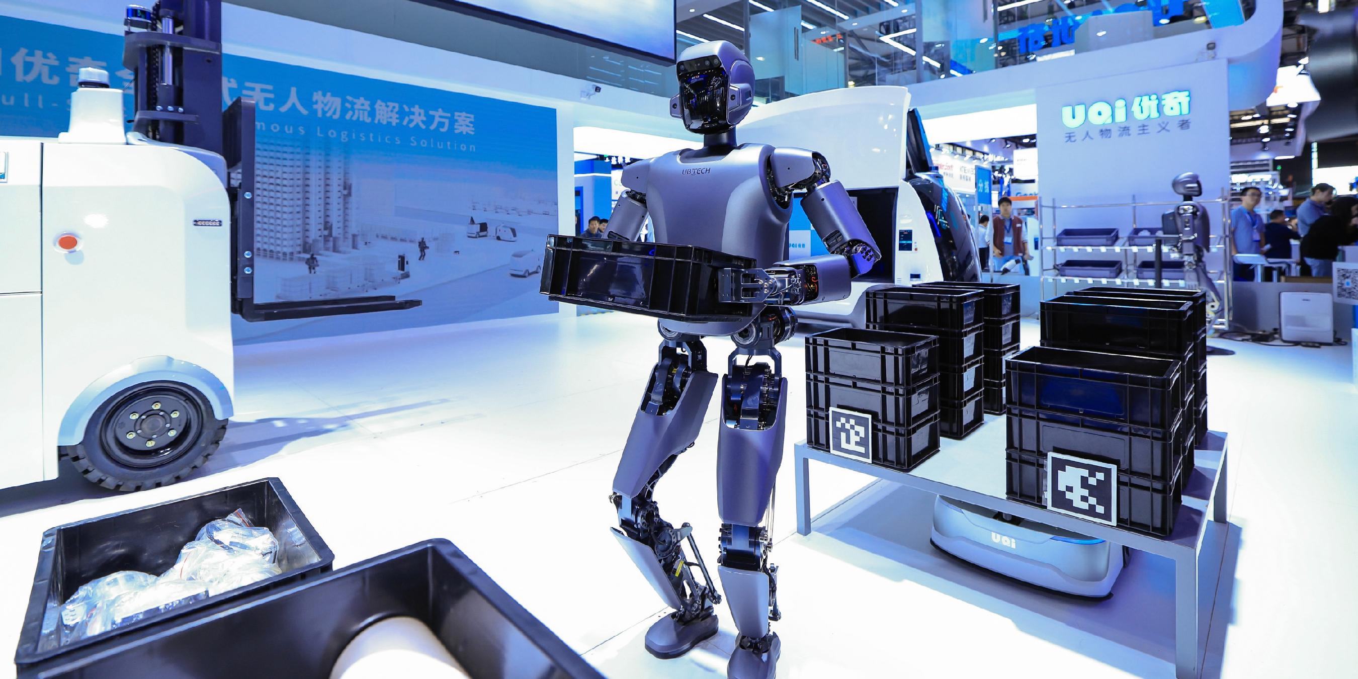 人形机器人在汽车制造工厂工作