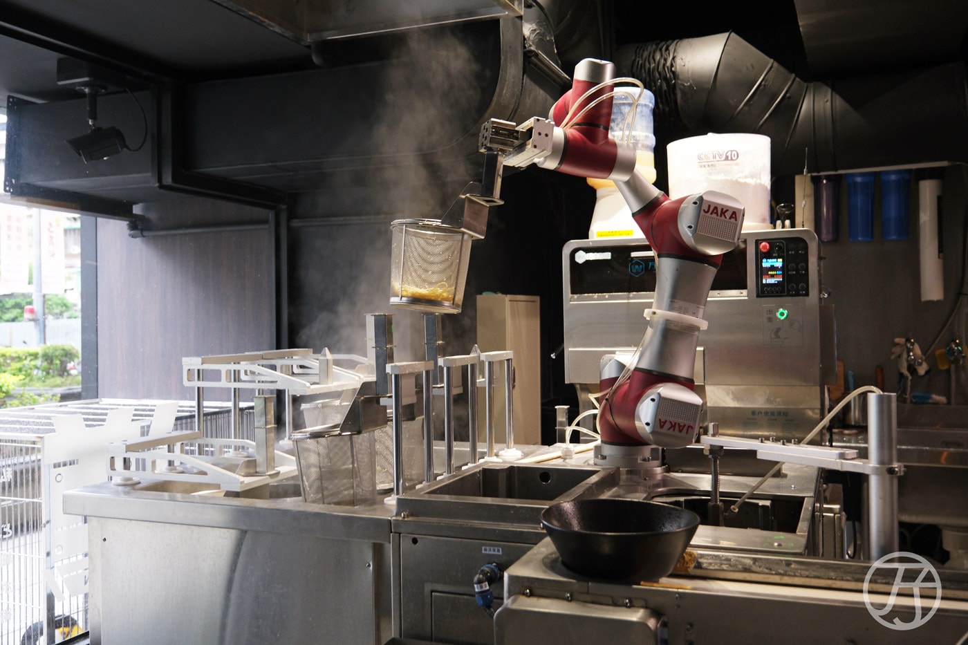 日本拉面机器人正在制作拉面