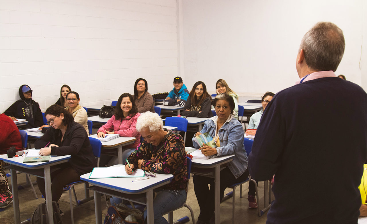 Alfabetização de jovens e adultos em sala de aula