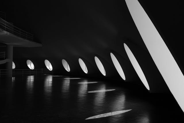 Arquitetura moderna com luz e sombra dramática