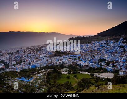 Vue panoramique sur Chefchaouen et les montagnes du Rif au coucher du soleil