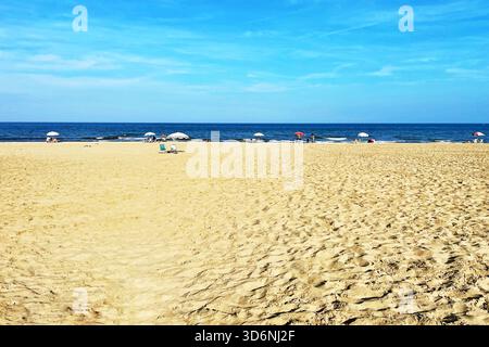 Plage de Martil avec sable doré et parasols