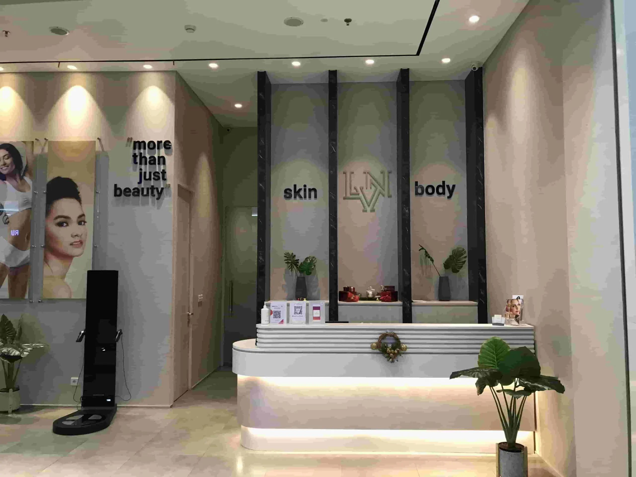 Interior modern klinik kecantikan di Indonesia