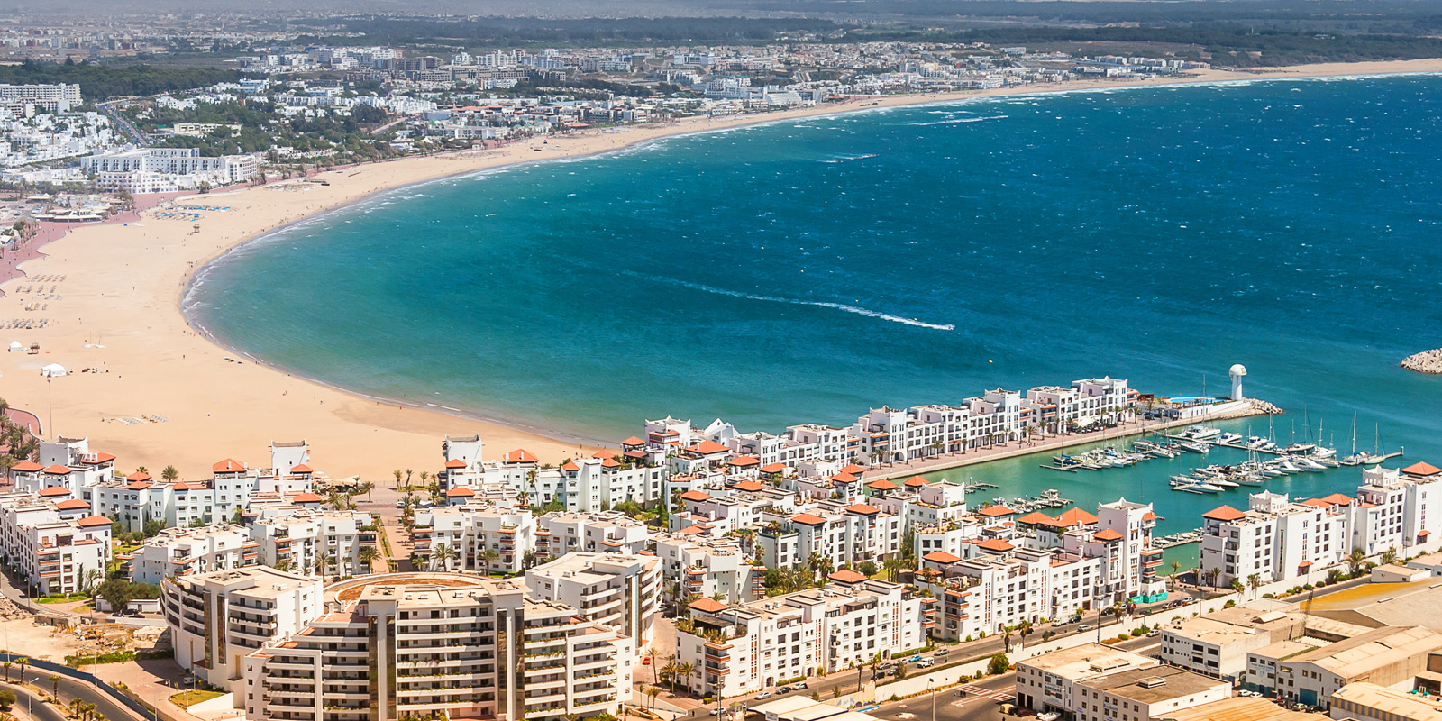 Vue aérienne panoramique de Casablanca avec la plage et la mosquée Hassan II sous un ciel ensoleillé