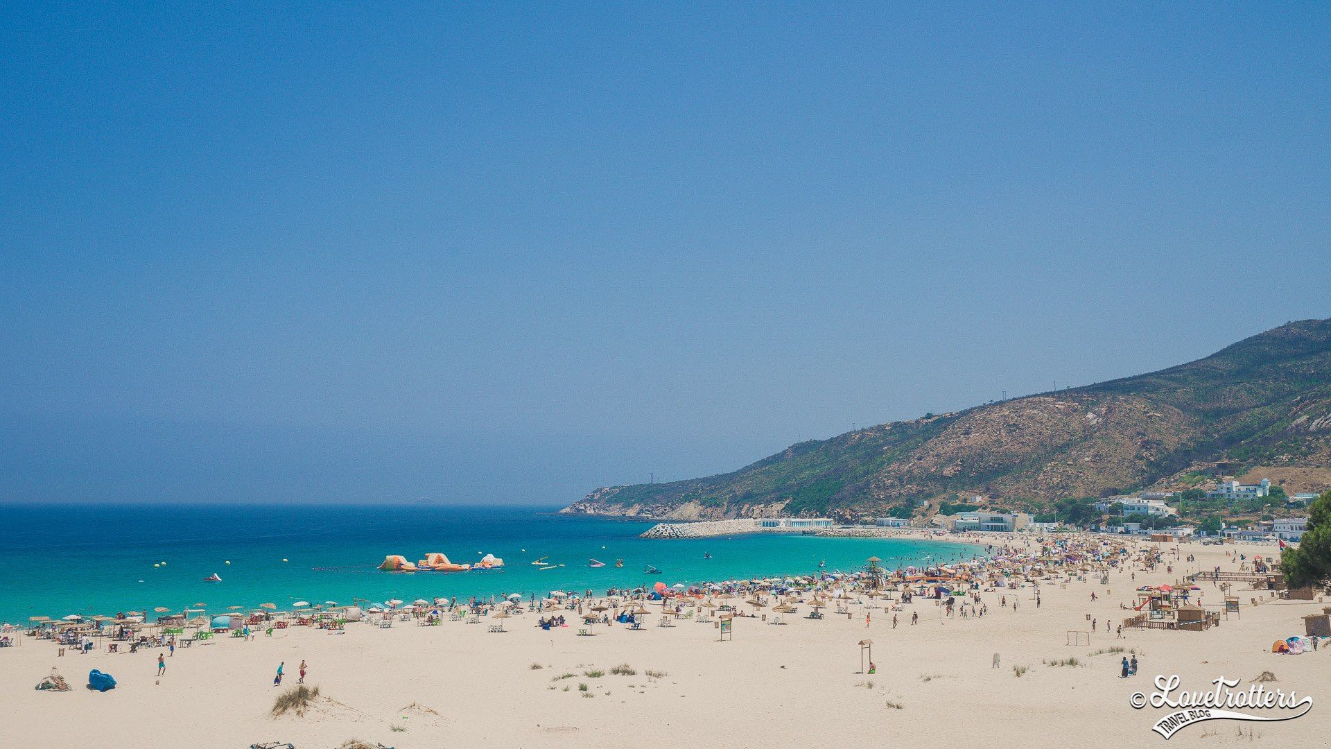 شاطئ البحر الأبيض المتوسط في طنجة - موسم الصيف