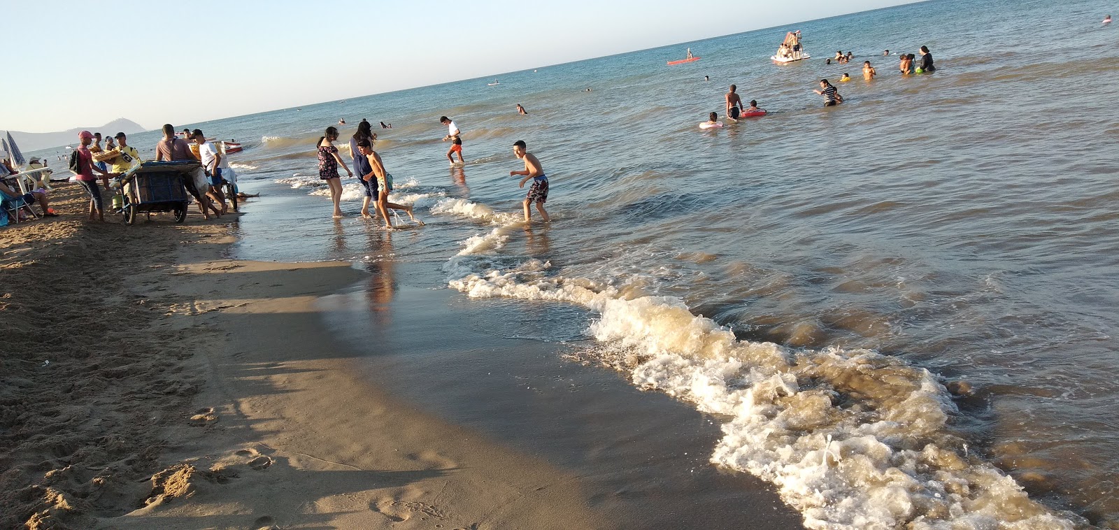Baigneurs profitant de la mer à Martil en fin de journée