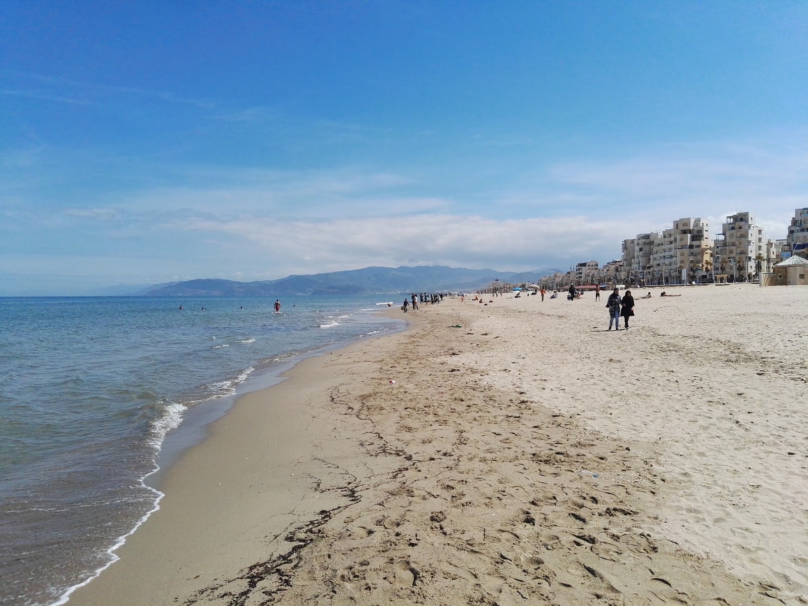 Plage de Martil avec promeneurs et bâtiments côtiers