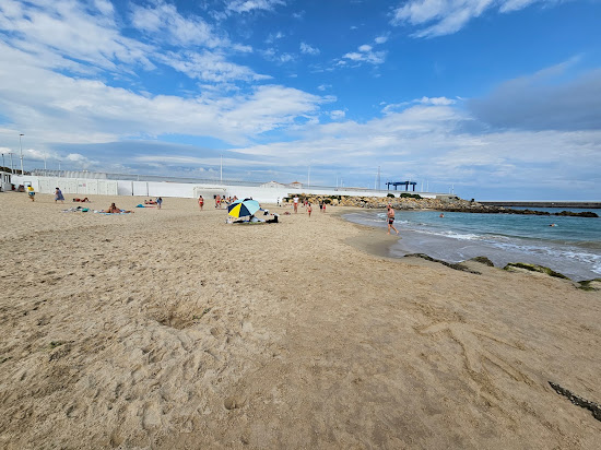 Plage de Martil avec tentes et baigneurs