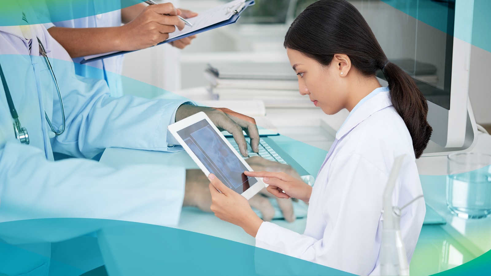 Petugas kesehatan menggunakan tablet AI di puskesmas