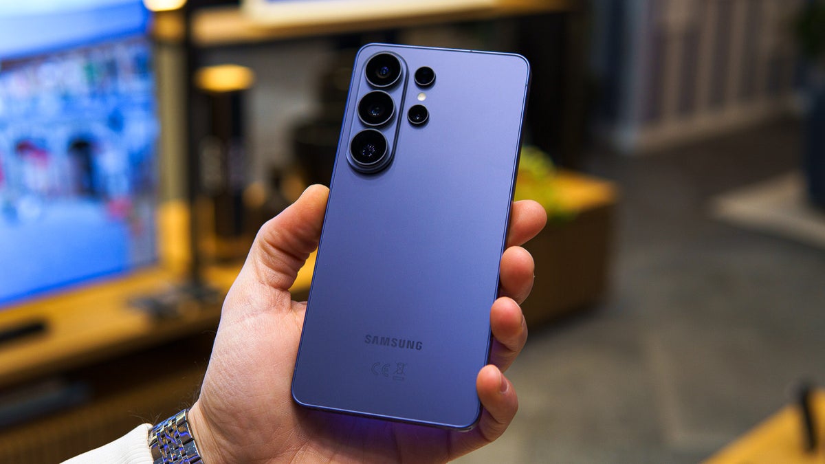 Galaxy S26 Ultra in hand daily usage