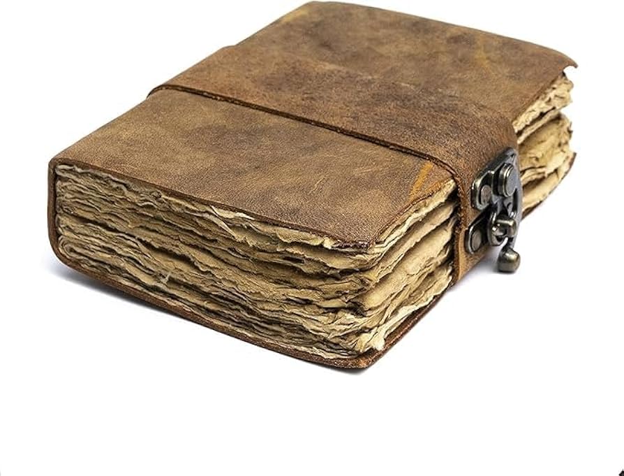 Diário vintage encadernado em couro com fecho de metal e páginas amareladas
