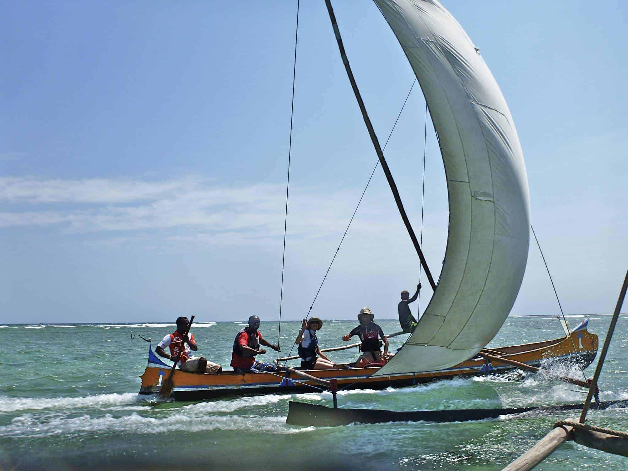Touristes internationaux découvrant Fénérive-Est en pirogue sur le lac Tampolo