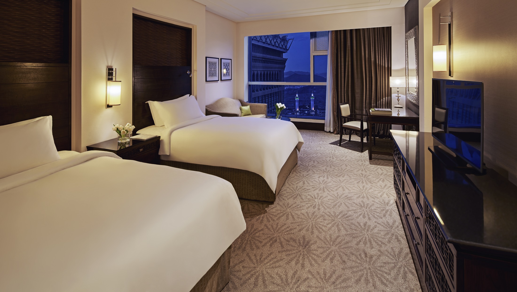 Standard 4-star Umrah hotel room with twin beds near Haram