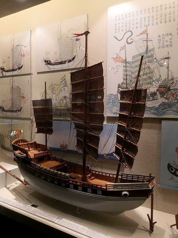 展示中国明代宝船与欧洲探险船队的历史对比图片