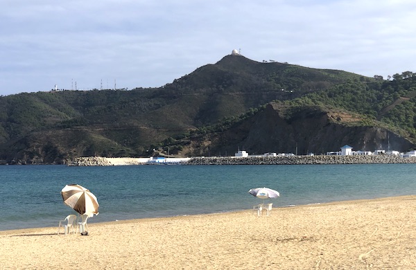 Vue de la plage de M'diq voisine de Martil avec montagnes en arrière-plan