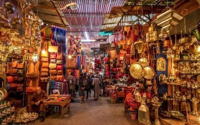 Souks colorés de la médina de Marrakech avec artisanat traditionnel