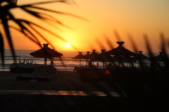 Coucher de soleil sur la plage d'Agadir en hiver