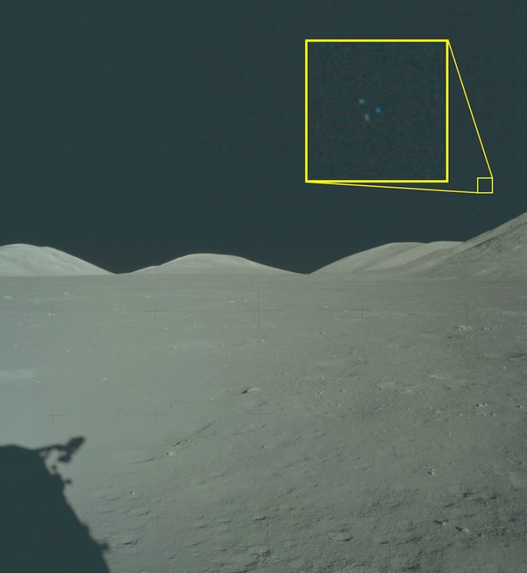 Foto da missão Apollo 17 mostrando três pontos em formação triangular no céu lunar, destacados pelo Pentágono