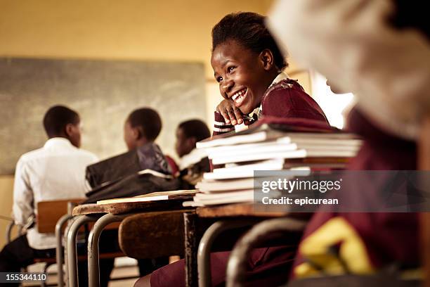 Enfant africain souriant en classe