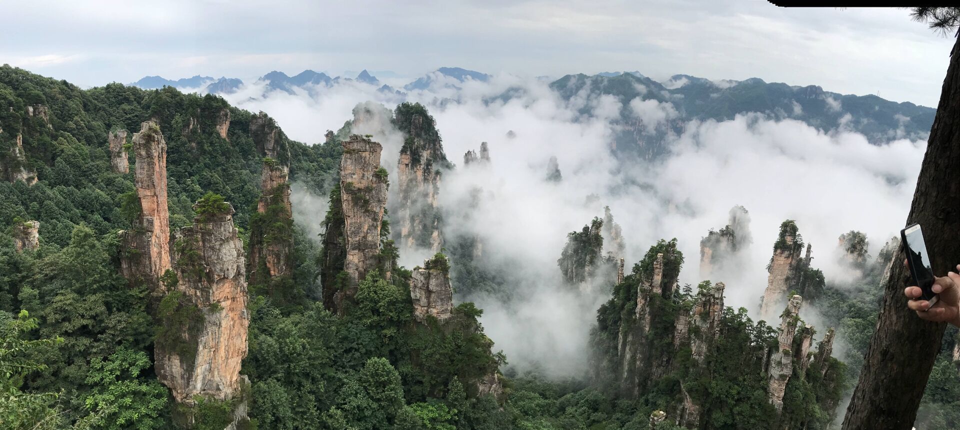 湘西苗族传统建筑与云雾山峦