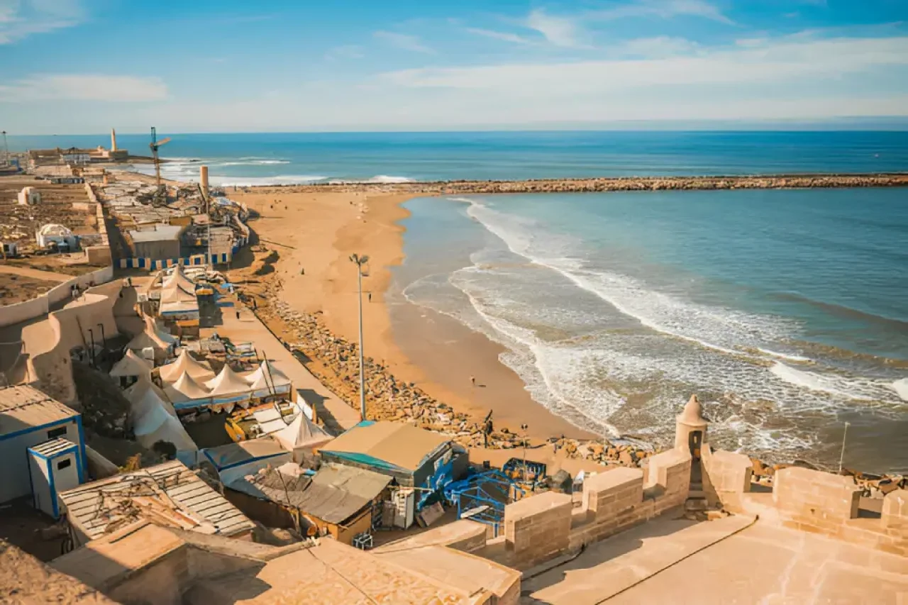 Plage estivale de Casablanca avec vue sur l'océan Atlantique et les installations balnéaires