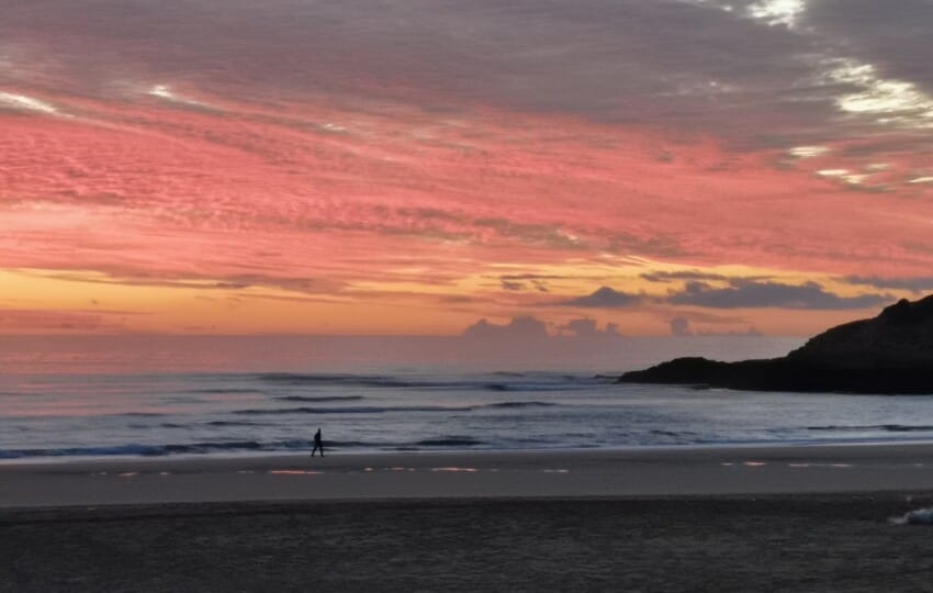 Coucher de soleil rose sur la baie sauvage d'Essaouira